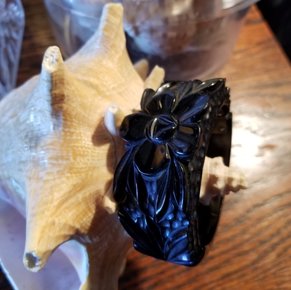 Vtg Black carved BAKELITE chunky clamper - Picture 9 of 9